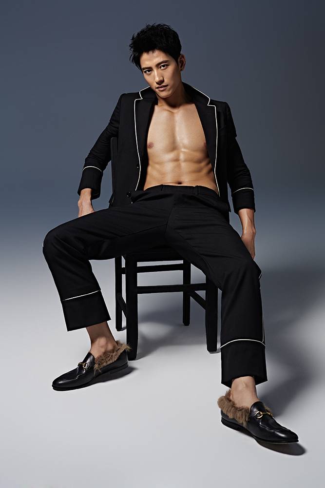 演員張峻寧赤身半裸大秀肌肉春光乍泄顯誘惑