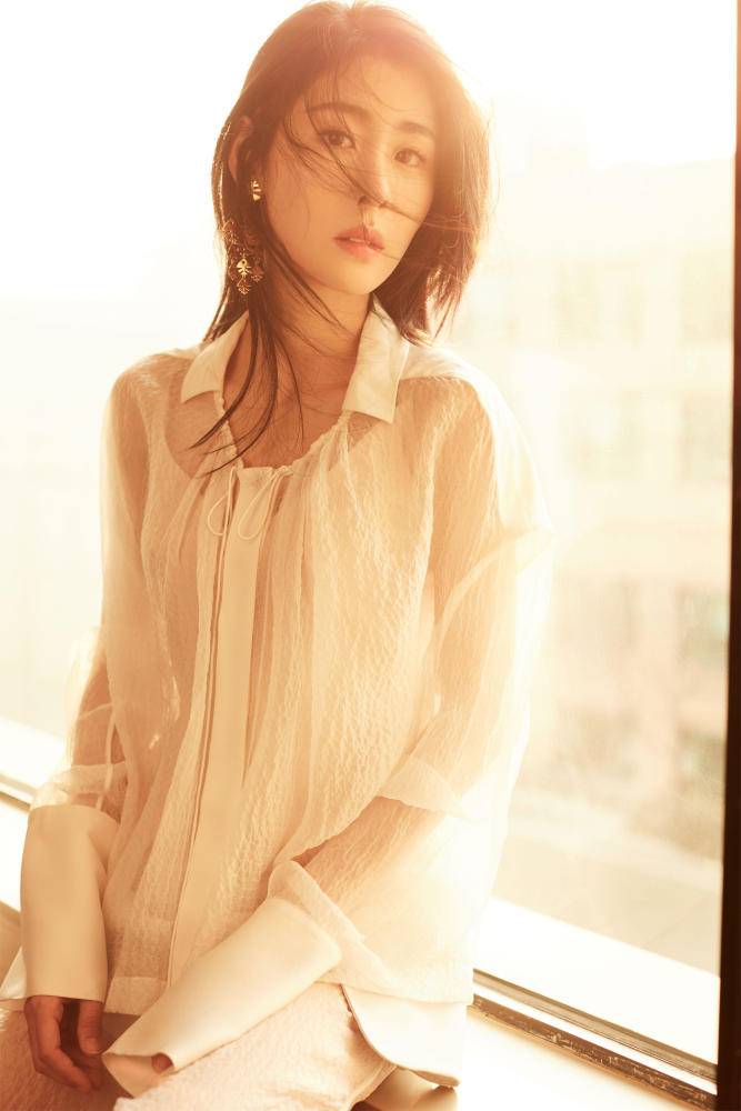 歌手張碧晨最新寫真大片 灑脫個(gè)性演繹另類真我