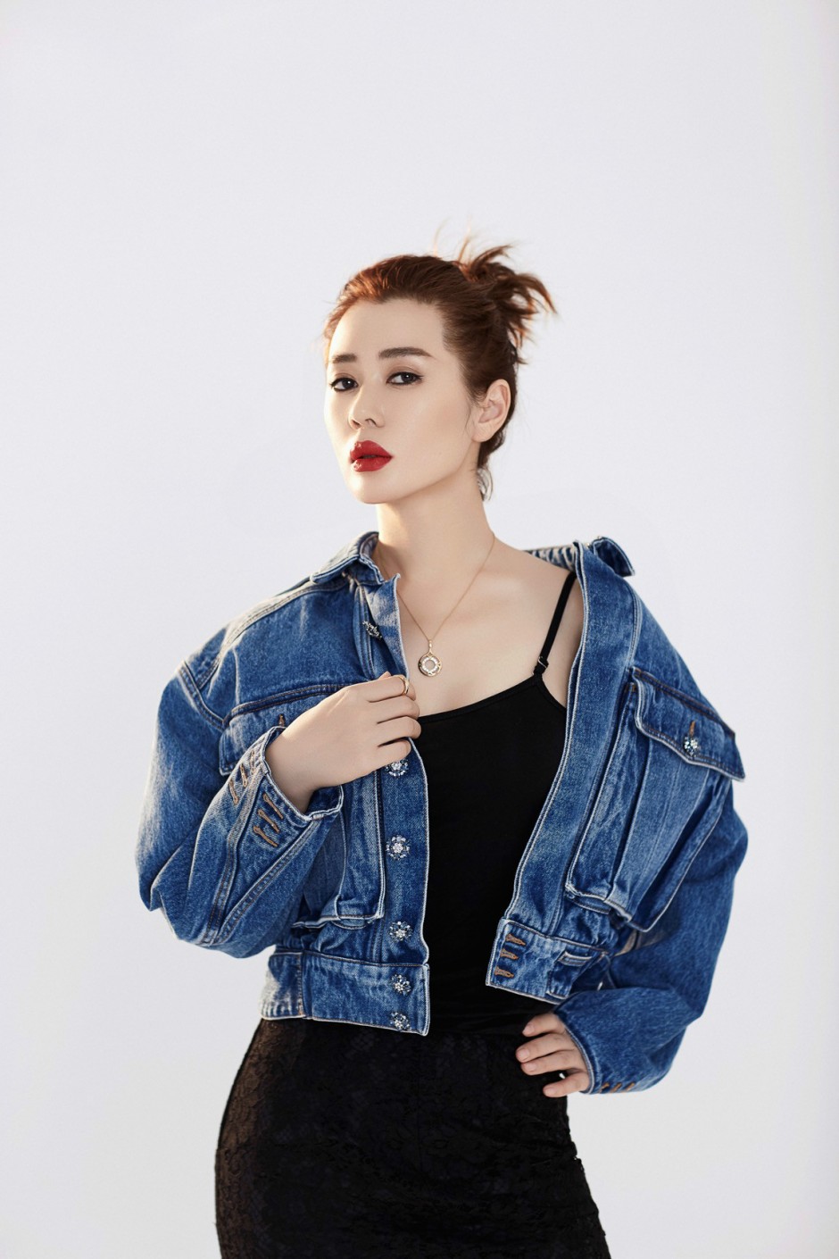 余男時(shí)尚雜志寫真大片 鮮艷紅唇展獨(dú)特東方性感