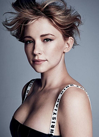 海莉·貝內(nèi)特最新寫真大片 紅裙嫵媚顯女人味”