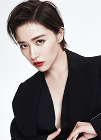 闕清子帥氣短發(fā)寫真曝光 西裝制服出鏡眼神撩人