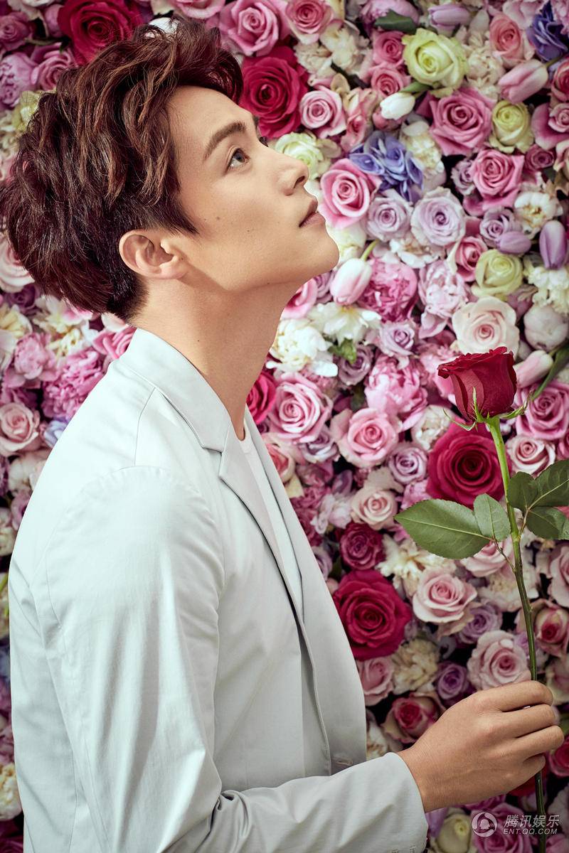 馬天宇情人節(jié)大片曝光 甜蜜笑容手持玫瑰