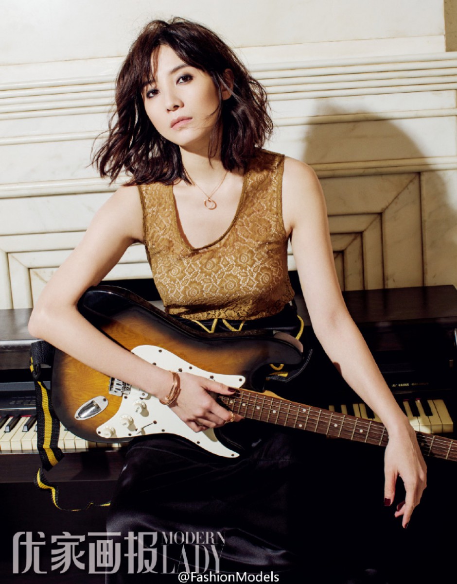 小宋佳最新寫真大片公開(kāi) 抱吉他才女范兒十足