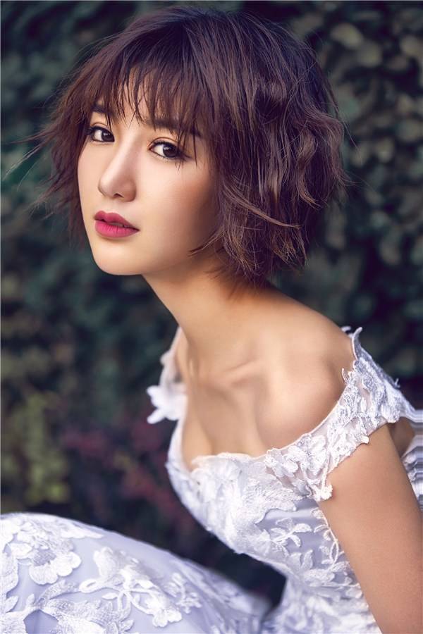 毛曉彤時尚寫真大片曝光 香肩微露美如畫