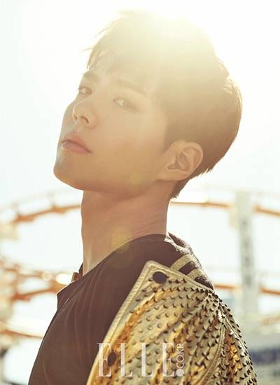 樸寶劍雜志封面畫(huà)報(bào)公開(kāi) 帥氣時(shí)尚笑容迷人