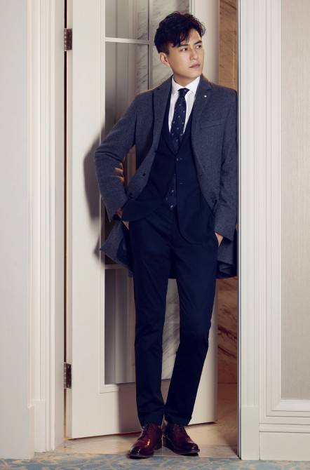 靳東最新雜志寫真圖片 儒雅氣質(zhì)盡顯老干部風情