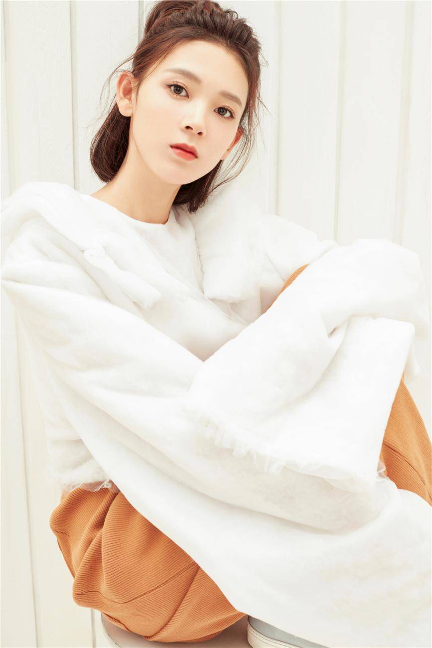 陳瑤冬日時(shí)尚寫真 甜酷少女感十足