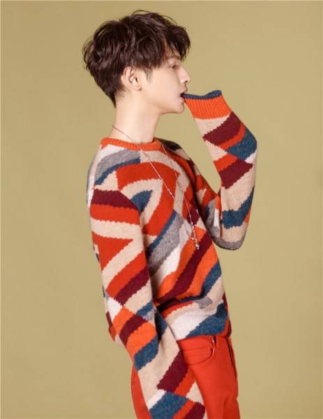 羅云熙秋冬寫真大片曝光 溫暖復古帶點慵懶