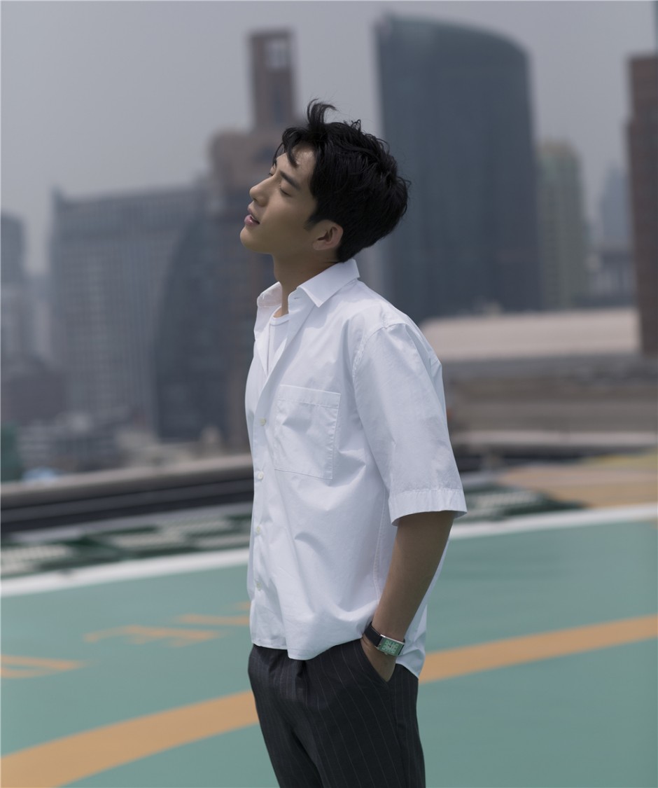 井柏然時(shí)尚大片曝光 黑白光影演繹正反面