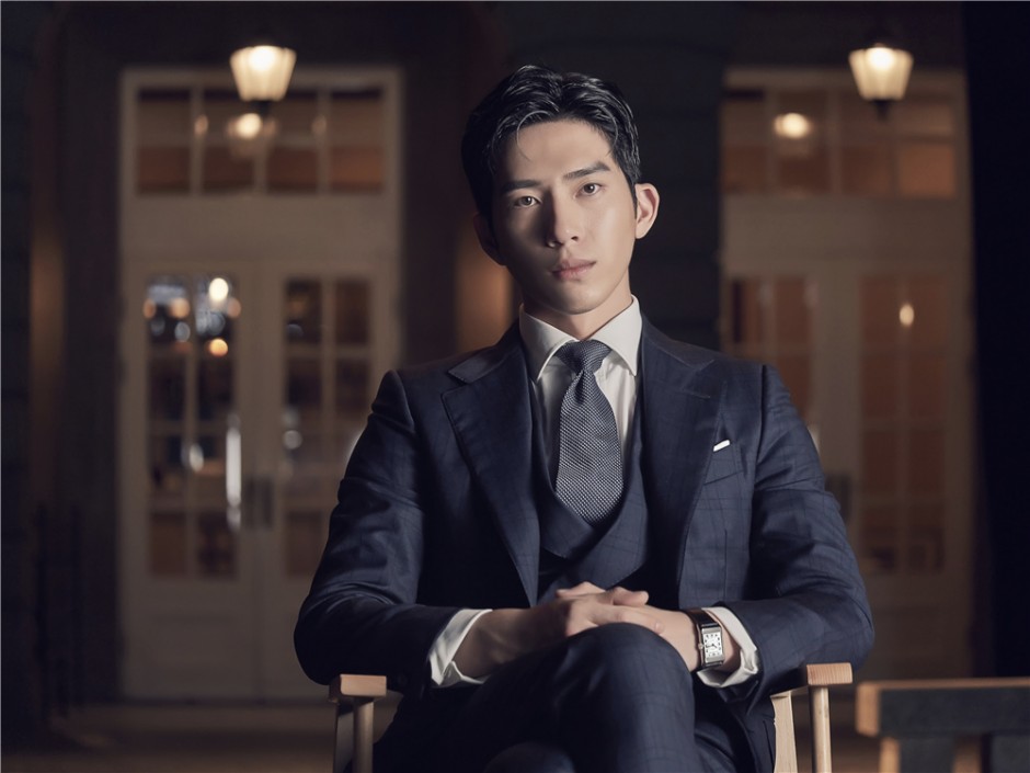 井柏然時尚大片曝光 黑白光影演繹正反面