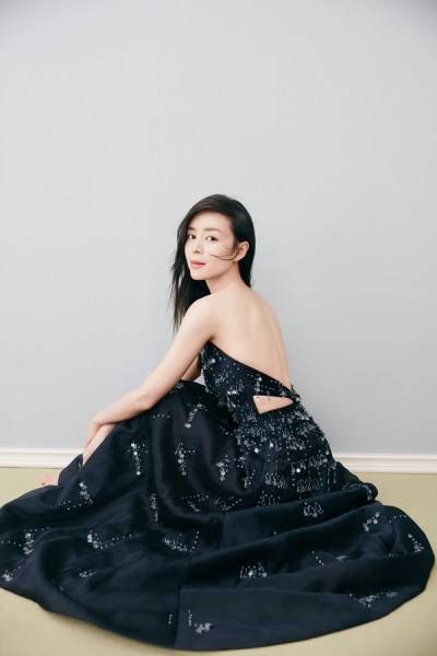 張靜初最新寫真圖片 成熟風范顯曼妙身姿