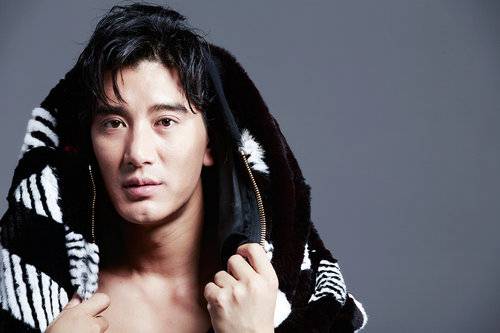 演員蒲巴甲最新寫真 化身潮男展現(xiàn)野性魅力