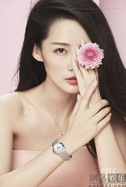 李沁時尚質(zhì)感大片曝光 演繹優(yōu)雅知性美