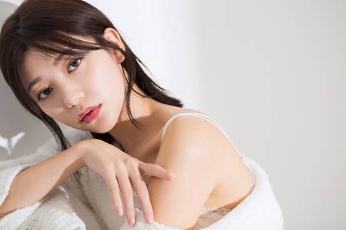 郭雪芙性感居家寫(xiě)真大片 香肩微露大玩性感