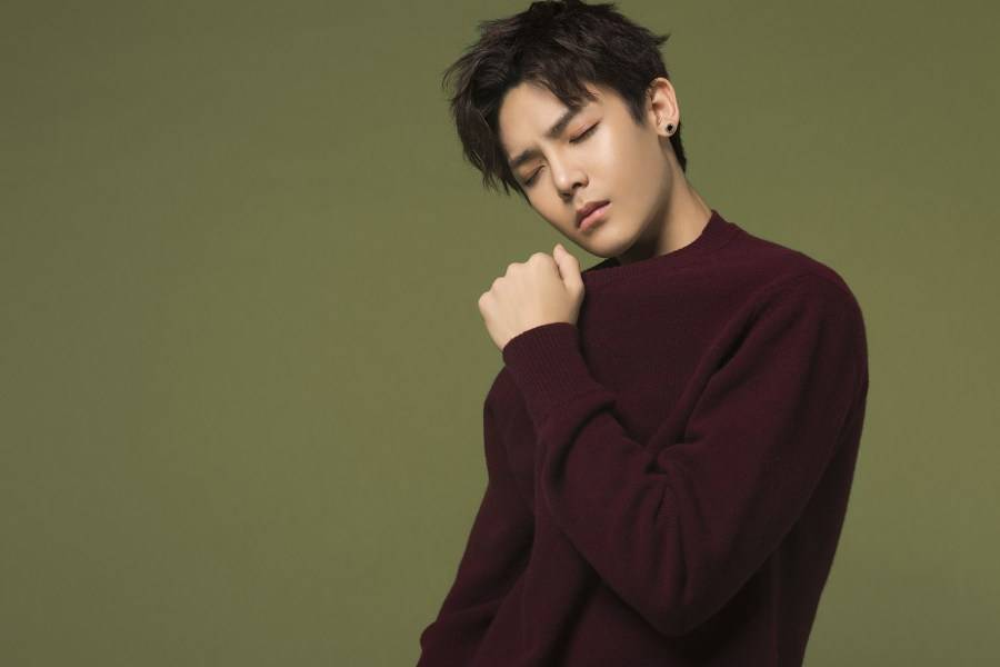 超能少年侯明昊寫真 初顯內(nèi)斂穩(wěn)重男友力