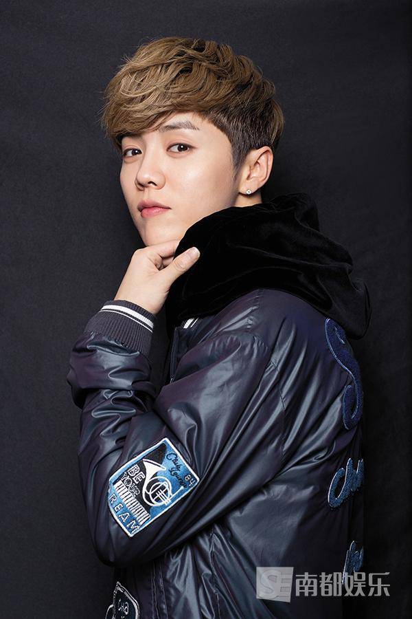 鹿晗帥氣寫真大片曝光 回眸殺撩你沒商量