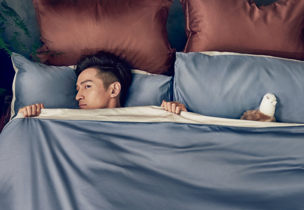 胡歌寫真帥出新高度 和龜互動網(wǎng)友嘆:人不如龜