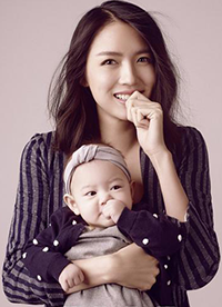 世界小姐張梓琳攜女拍寫真 母女神同步吃手曬幸福