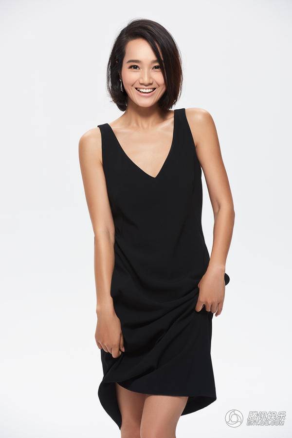 主持人朱丹黑白極簡寫真現(xiàn)性感“鎖骨殺”