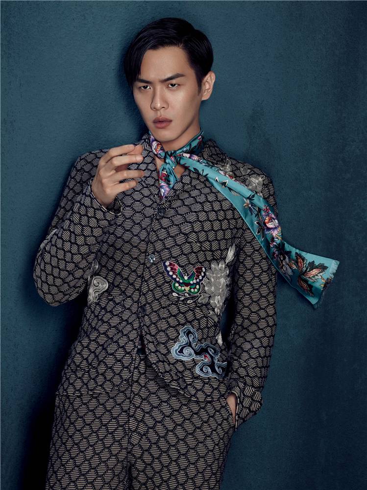 張若昀帥氣復古寫真大片 另類復古別具風格