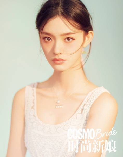 林允最新雜志大片 優(yōu)雅嫵媚宛如油畫中人