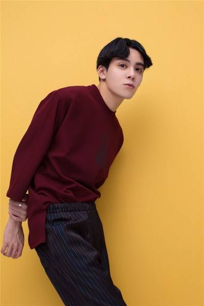 大眼仔曾舜晞最新寫真 溫暖少年定格青春姿態(tài)