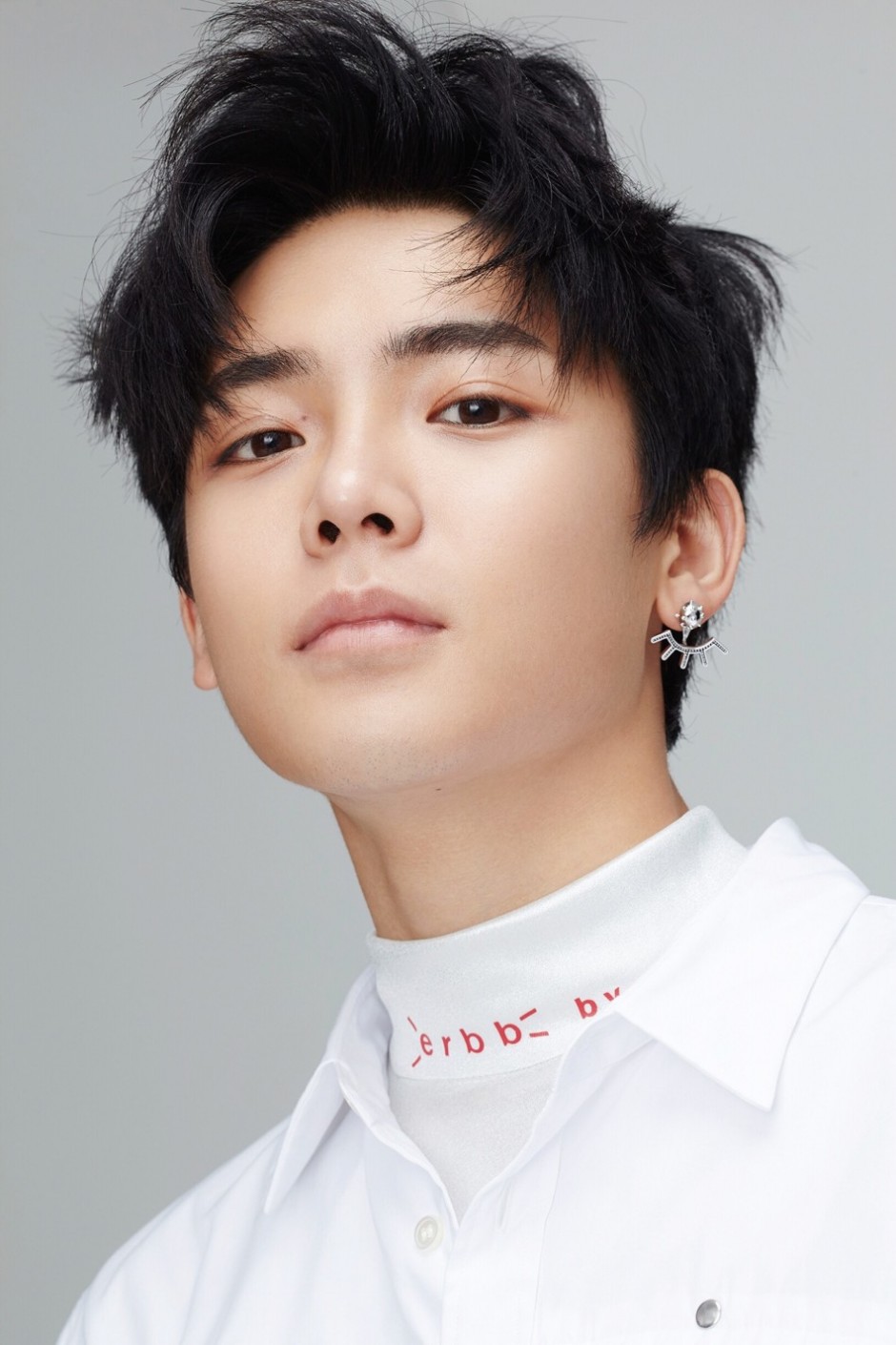 超能少年侯明昊時(shí)尚寫真 時(shí)尚造型彰顯混搭魅力