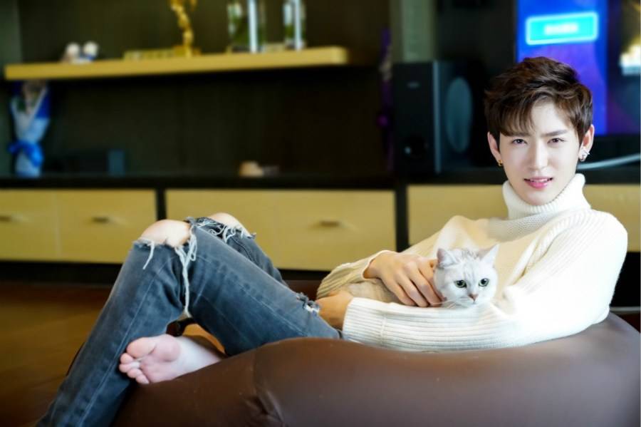 李東陽冬日寫真曝光 長腿顏贊惹人愛