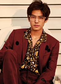 宋威龍時(shí)尚寫真圖片 眼神清澈散發(fā)男士魅力