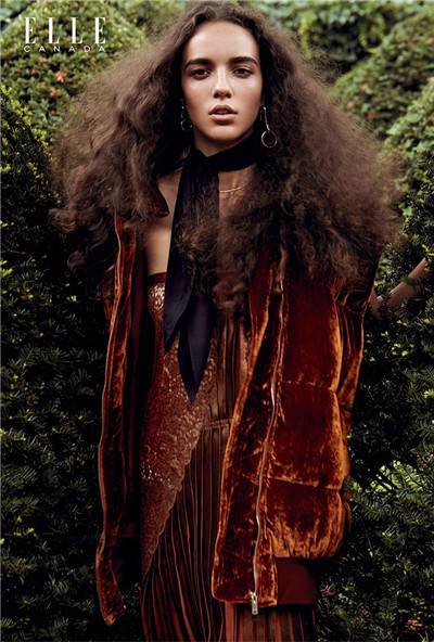 超模Emm Arruda雜志大片演繹天鵝絨的奢華時(shí)尚