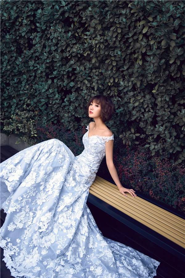 毛曉彤時尚寫真大片曝光 香肩微露美如畫