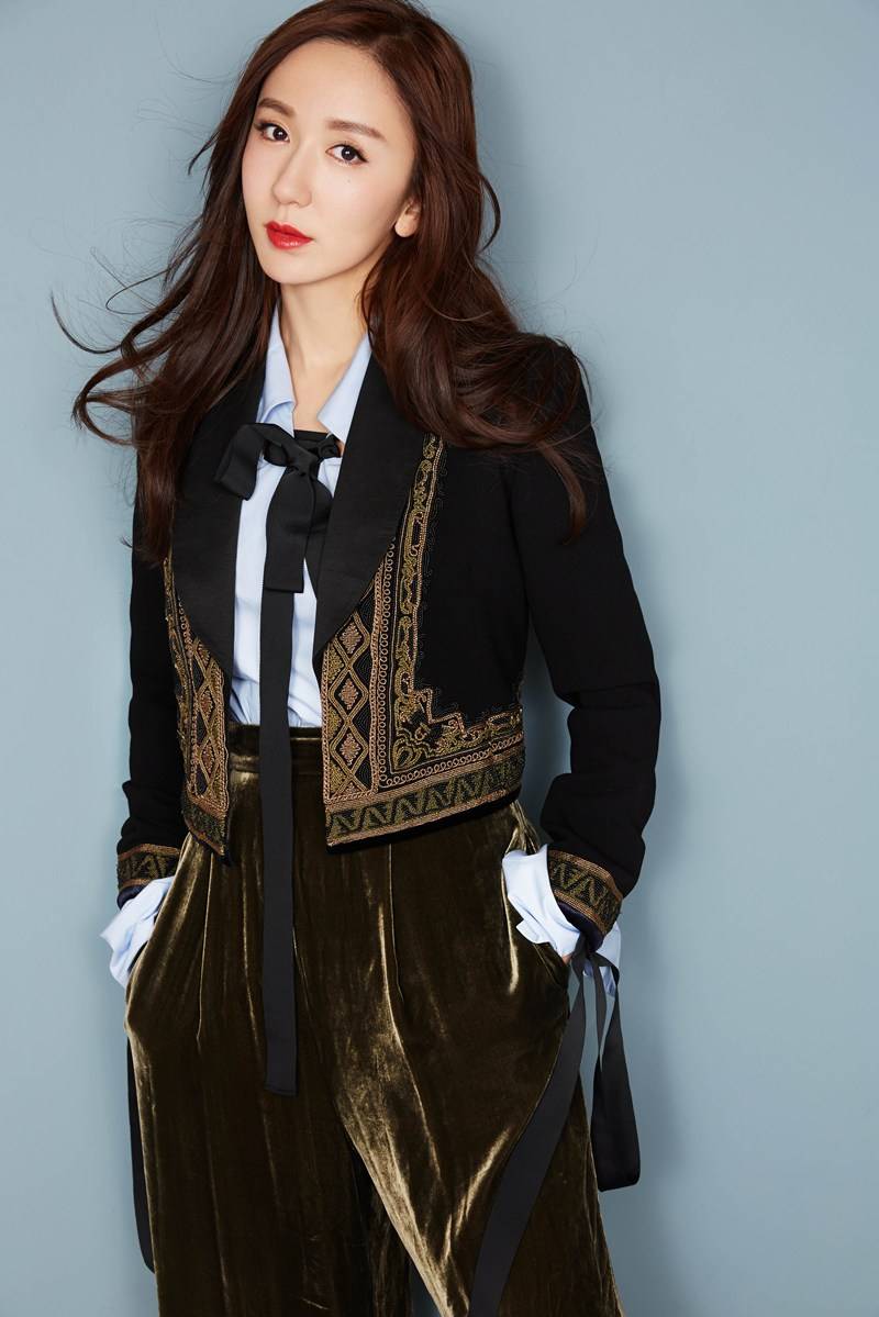 演員婁藝瀟最新寫真曝光 變身西裝美人