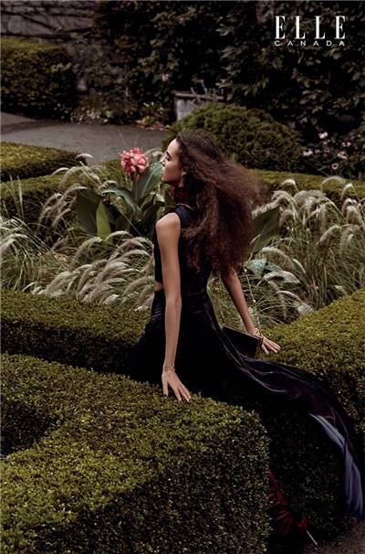 超模Emm Arruda雜志大片演繹天鵝絨的奢華時(shí)尚