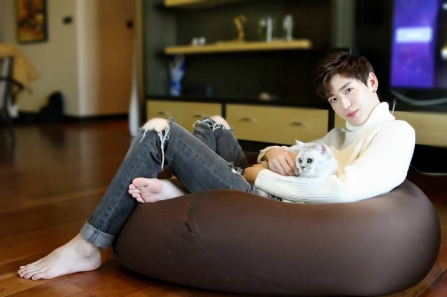 李東陽冬日寫真曝光 長腿顏贊惹人愛