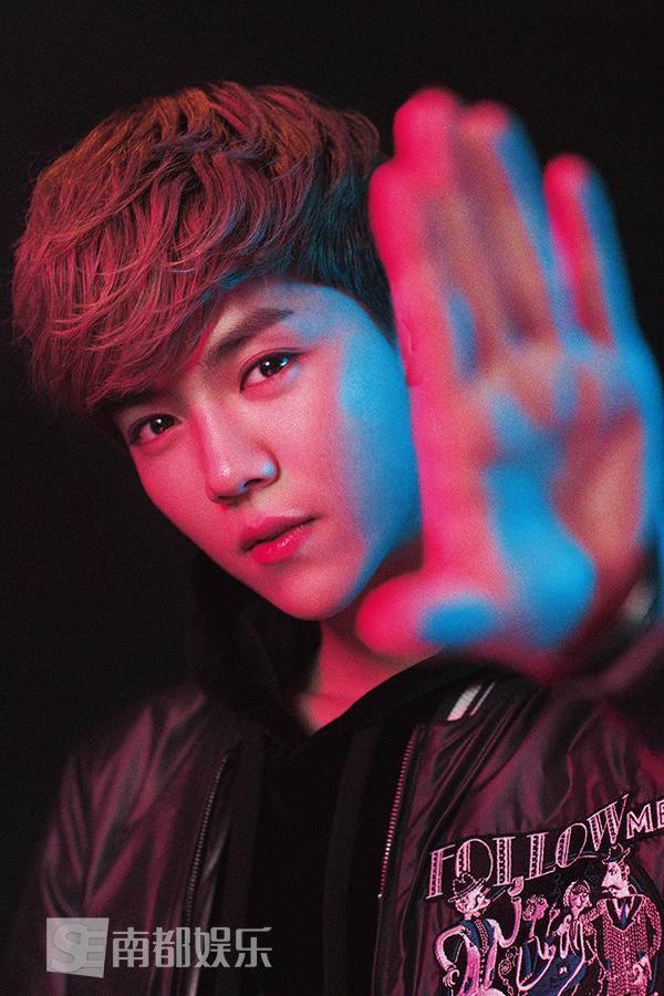 鹿晗帥氣寫真大片曝光 回眸殺撩你沒商量