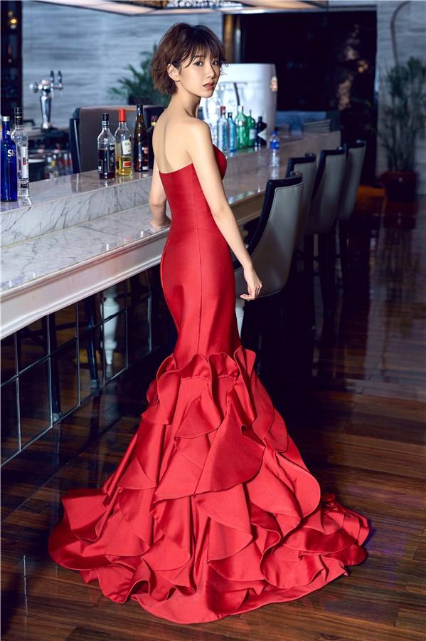 毛曉彤時尚寫真大片曝光 香肩微露美如畫