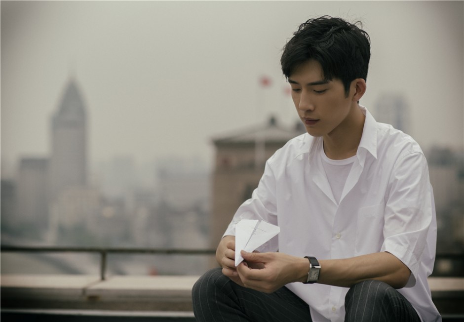 井柏然時尚大片曝光 黑白光影演繹正反面