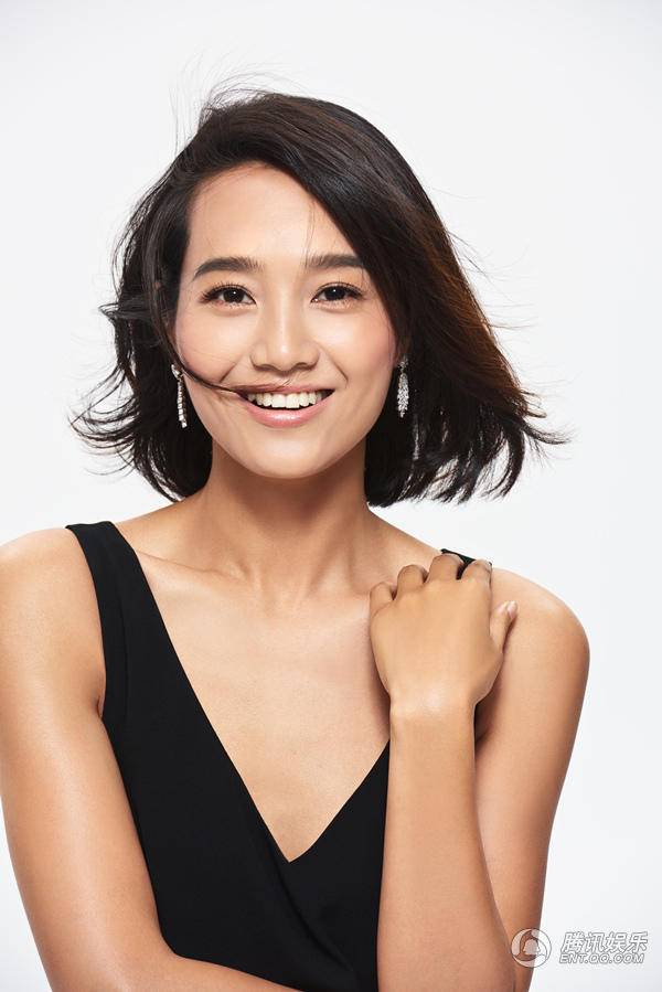 主持人朱丹黑白極簡寫真現(xiàn)性感&ldquo;鎖骨殺&rdquo;