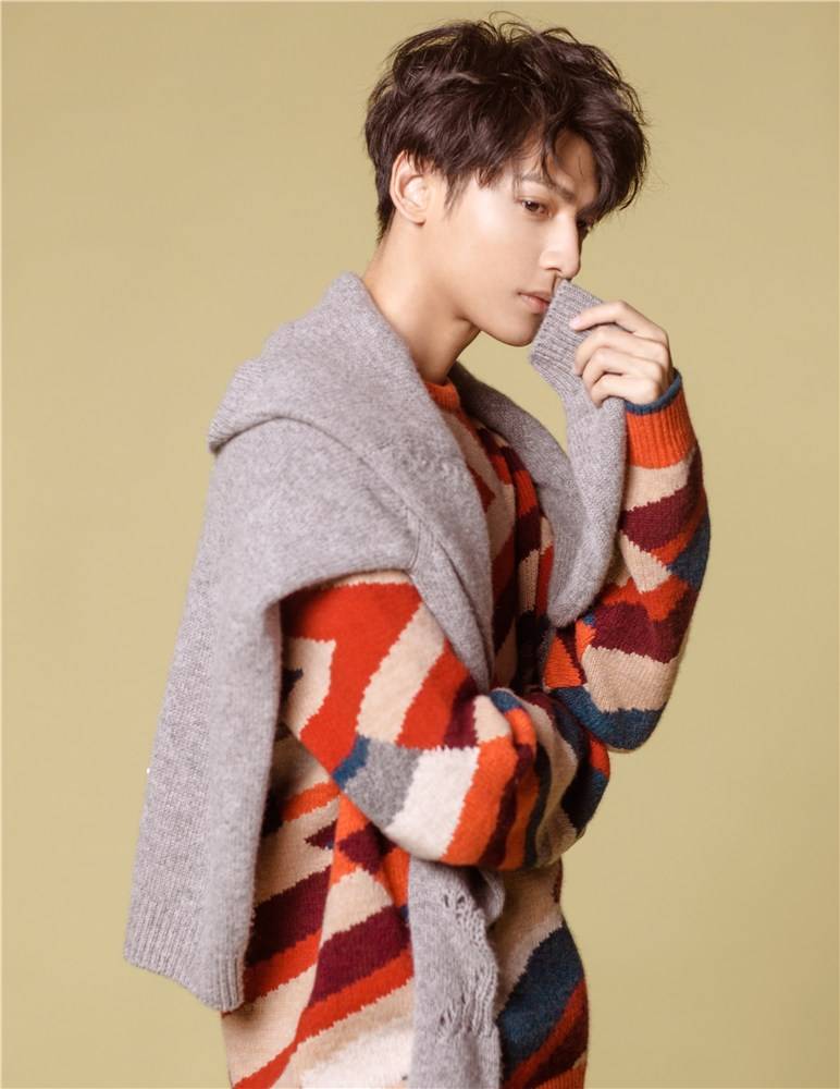 羅云熙秋冬寫真大片曝光 溫暖復(fù)古帶點慵懶