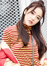 黃一琳時(shí)尚潮流街拍寫(xiě)真 丸子頭少女感十足