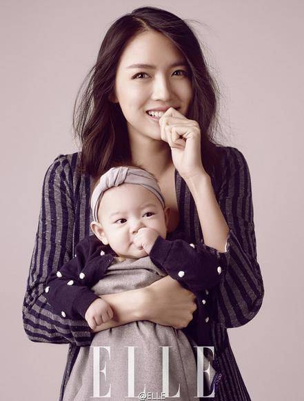 世界小姐張梓琳攜女拍寫真 母女神同步吃手曬幸福