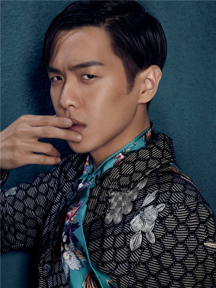 張若昀帥氣復(fù)古寫真大片 另類復(fù)古別具風(fēng)格