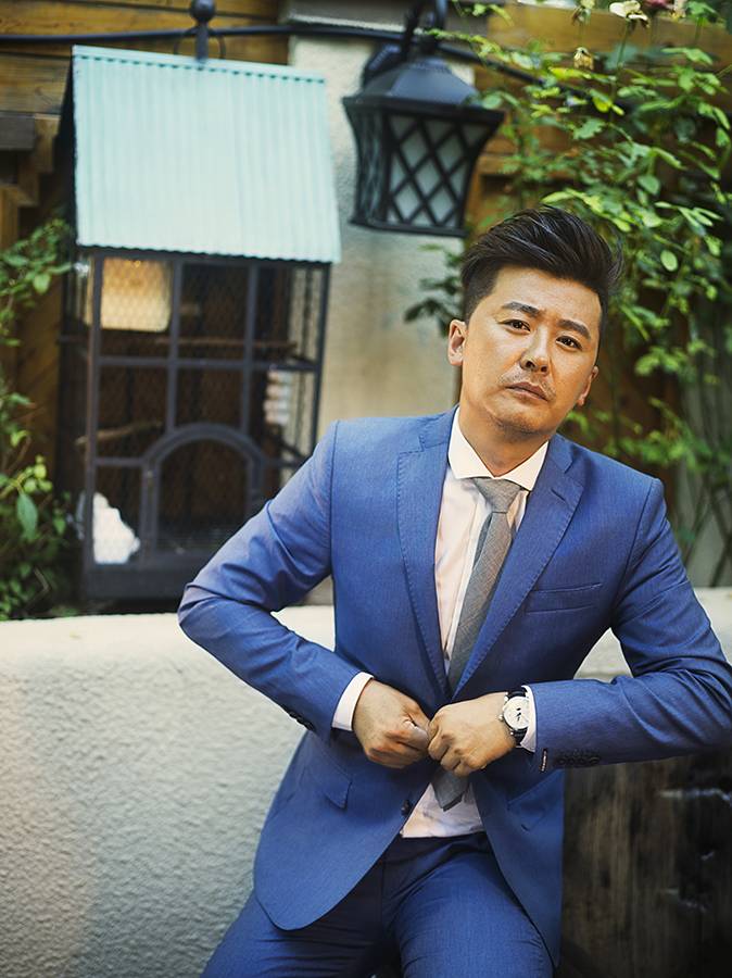 《咱們相愛(ài)吧》柳小海寫真演繹熟男魅力