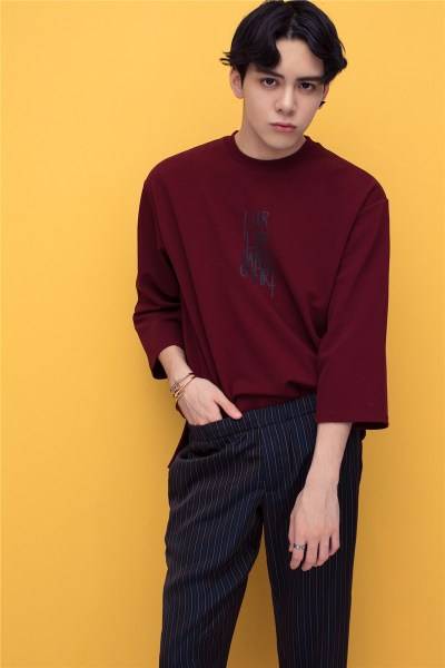 大眼仔曾舜晞最新寫真 溫暖少年定格青春姿態(tài)