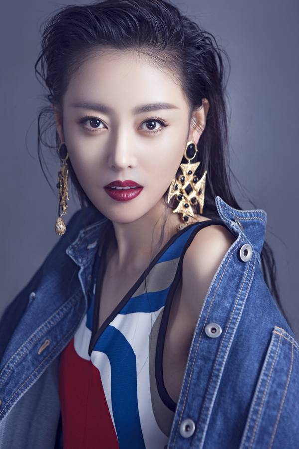 演員張?zhí)鞇蹖懻娲笃毓?百變造型釋放多面魅力