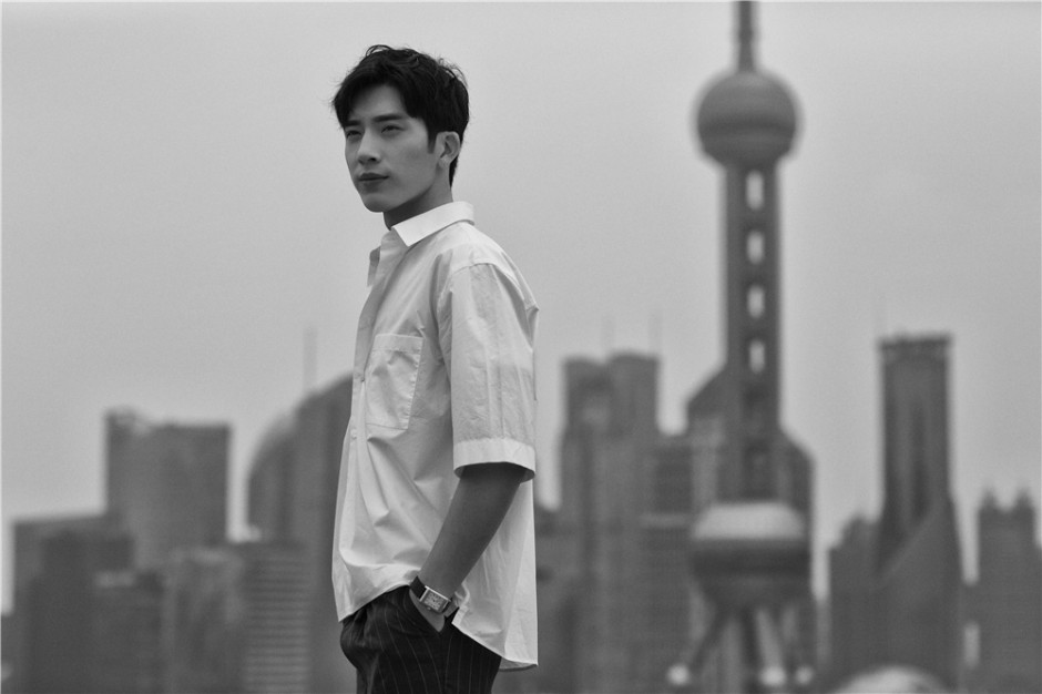 井柏然時(shí)尚大片曝光 黑白光影演繹正反面
