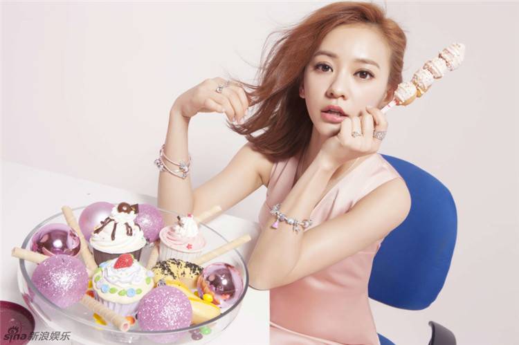 陳意涵最新寫真大片 鬼馬另類搭配顯小女人風(fēng)味