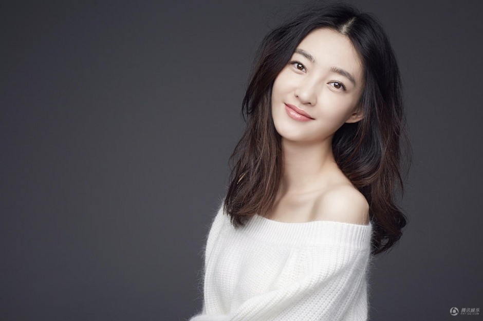 演員王麗坤暖冬寫真 香肩長腿顯別致小性感