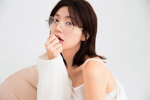 郭雪芙性感居家寫真大片 香肩微露大玩性感