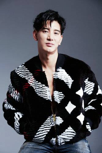 演員蒲巴甲最新寫真 化身潮男展現(xiàn)野性魅力